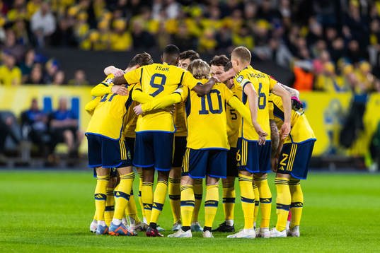 Players of Sweden gather