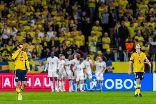 Kristoffer Olsson and Hjalmar Ekdal of Sweden look dejected