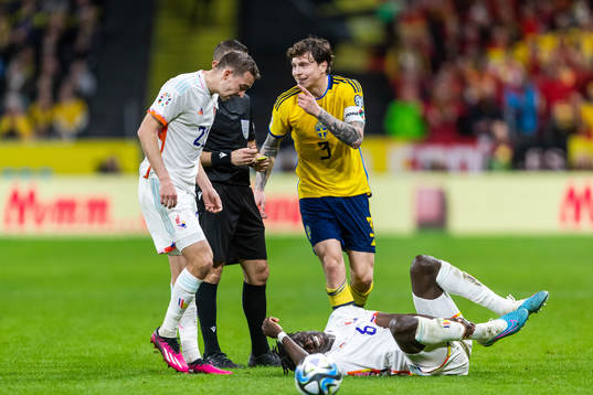 Timothy Castagne and Amadou Onana with Referee Orel
