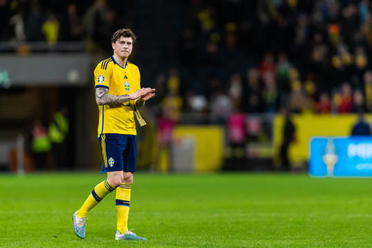 Victor Nilsson Lindelöf of Sweden looks dejected