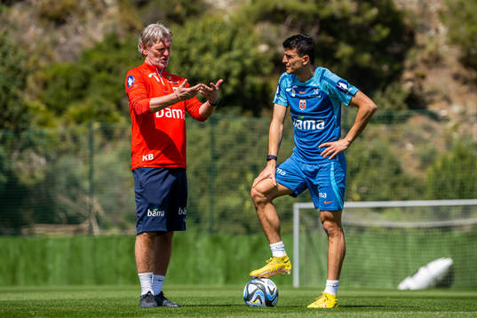 Kent Bergersen, assistant coach, and Mohamed Elyounoussi of