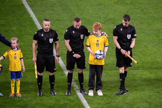 Referee Orel Grinfeeld and a kid from Min Stora Dag