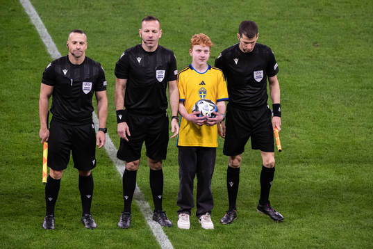 Referee Orel Grinfeeld and a kid from Min Stora Dag