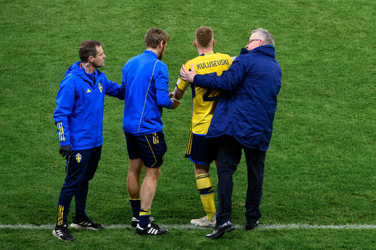 Dejan Kulusevski of Sweden talks to head coach Janne
