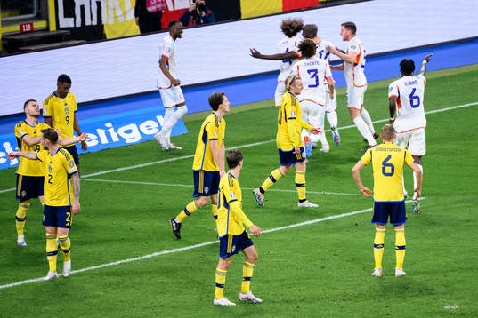 Players of Sweden look dejected