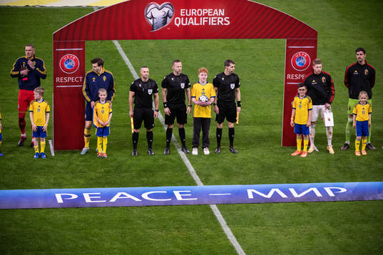 Referee Orel Grinfeeld and a kid from Min Stora Dag