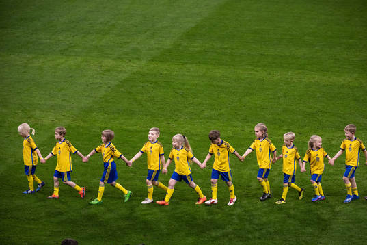 Players of Sweden with mascots