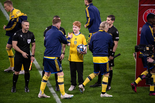 Referee Orel Grinfeeld and a kid from Min Stora Dag