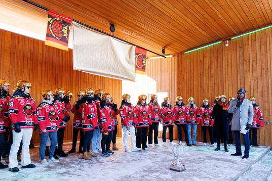 Luleås spelare jublar på scen