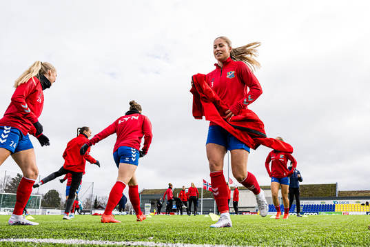 Maria Fink of Lyn warms up