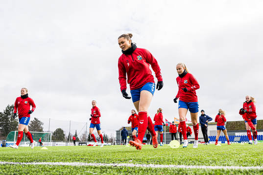 Anna Nerland Aahjem of Lyn warms up