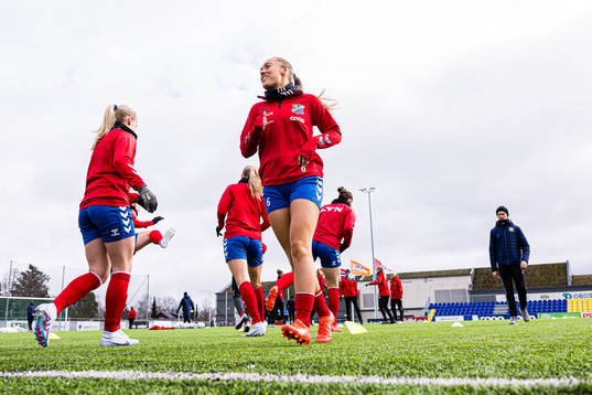 Julie Aune Jorde of Lyn warms up