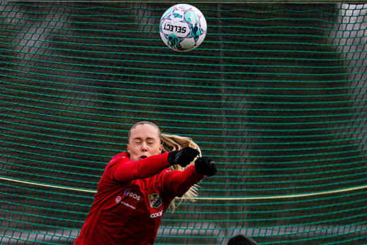 Sandra Rød Ask of Lyn warms up