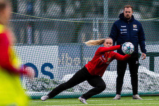 Sandra Rød Ask of Lyn warms up