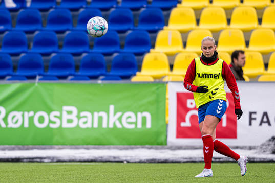 Iselin Sandnes Olsen of Lyn warms up