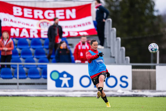 Amanda Paige Frisbie of Brann warms up