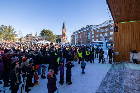 Publiken väntar på att spelarna ska komma framför scenen