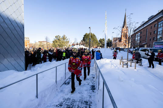 Frida Axell tar emot folkets jubel