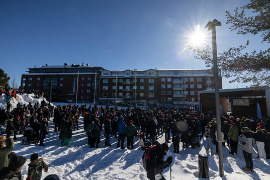 Publiken väntar på att spelarna ska komma framför scenen
