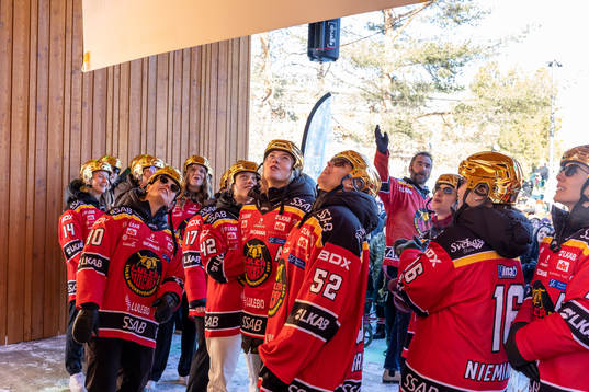 Sara Grahn Noora Tulus Viivi Vainikka  jublar