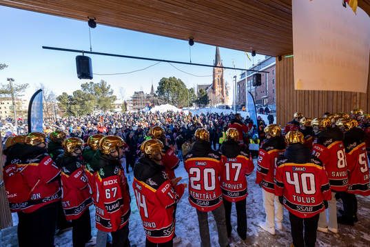 Laget tar emot folkets jubel på scen