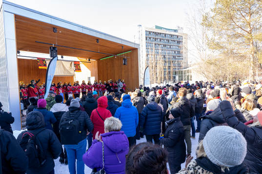 Laget på sen framför folksamlingen jublar