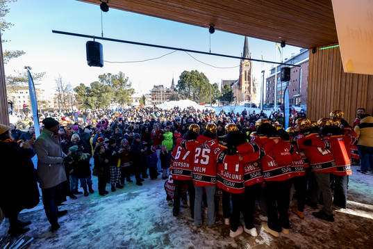 Lagbild på scenen med publiken i bakgrunden