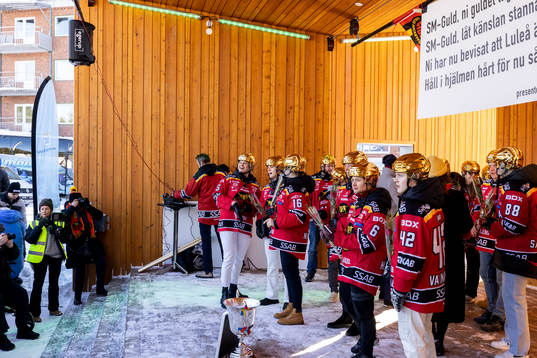 Jenni Hiirikoski Johanna Fällman Viivi Vainikka  jublar