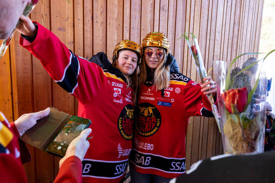 Wilma Sjölund  och Klara Kenttälä  jublar