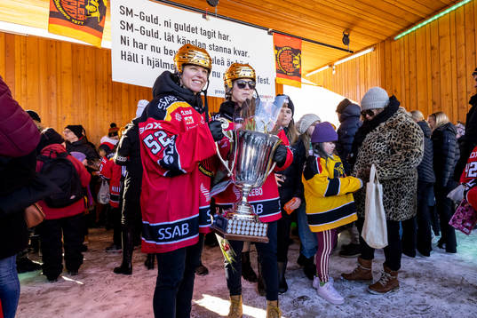 Sara Grahn och Petra Nieminen  lyfter pokalen framför