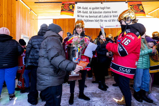Sara Grahn och Petra Nieminen  jublar