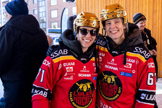 Anna Kjellbin  och Linn Peterson  jublar