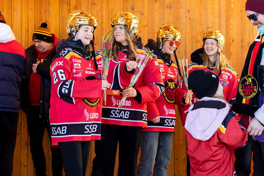 Sara Lindqvist och Tilde Sjödin  jublar