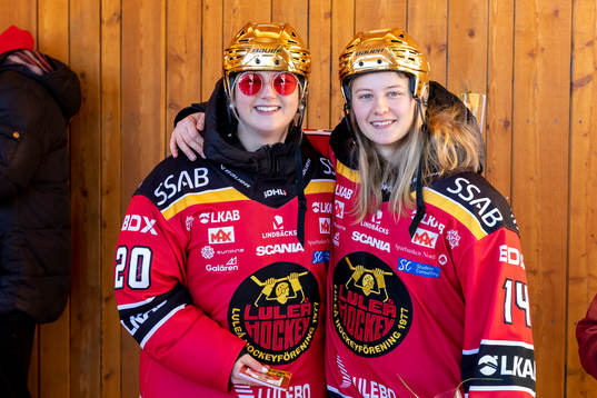 Klara Kenttälä  och Wilma Sjölund  jublar