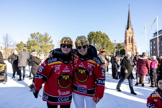 Johanna Fällman och Petra Nieminen  jublar