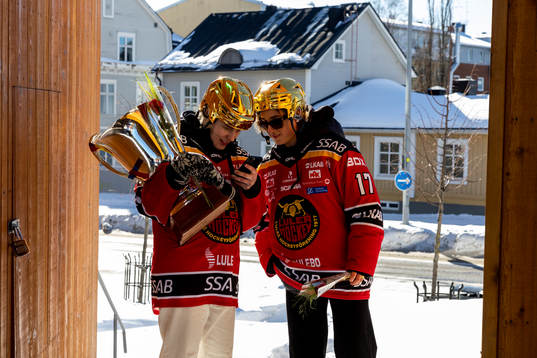 Viivi Vainikka  och Sofia Skriver  jublar
