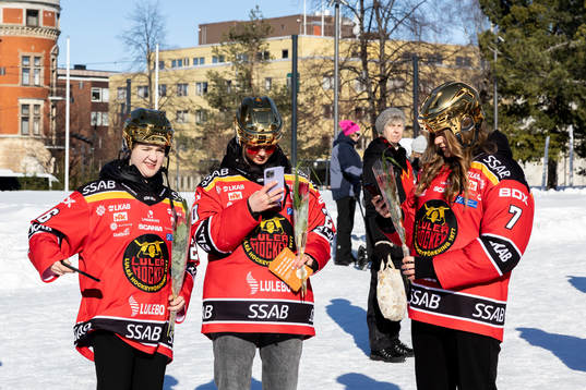 Sara LindqvistKlara Kenttälä Tilde Sjödin  jublar