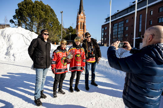 Jenni Hiirikoski  och Sara Grahn fotograferasunder Luleå