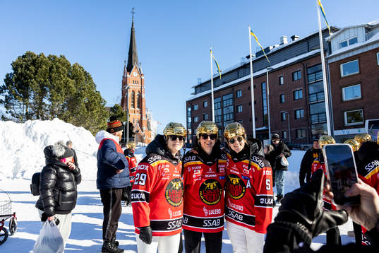 Emma Nordin  Johanna Fällman  fotograferas jublar