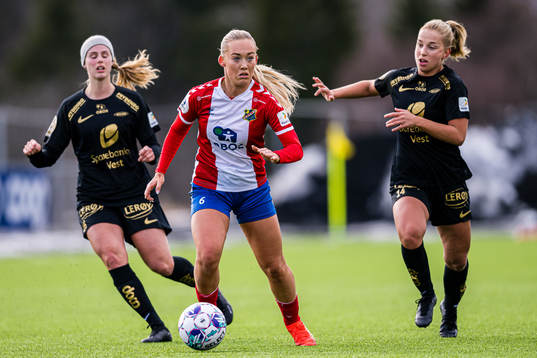 Julie Aune Jorde of Lyn and Rikke Bogetveit Nygard of Brann