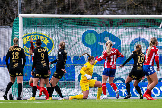 Anna Nerland Aahjem of Lyn scores the 1-0 goal