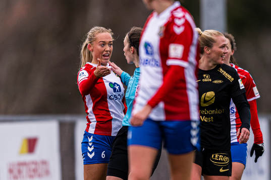 Julie Aune Jorde of Lyn and Henrikke Holm Nervik, referee