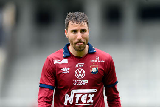 Örgrytes Jonathan Azulay lämnar planen