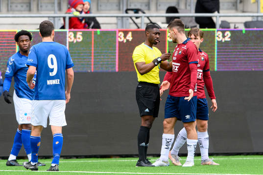 Domare Fredrik Oppong pratar med Örgrytes Erion Sadiku