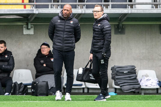 Örgrytes tränare Jeffrey Aubynn  och fysioterapeut Roger