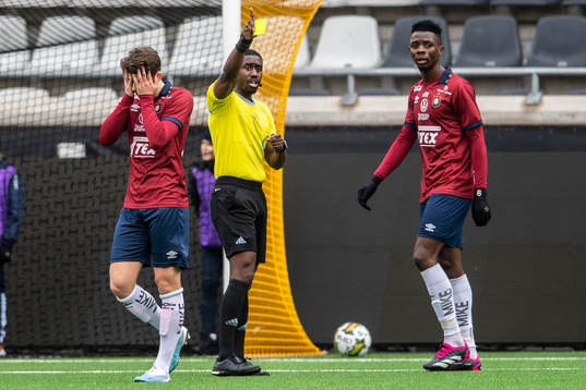 Örgrytes Jonatan Vennberg deppar då Domare Fredrik Oppong