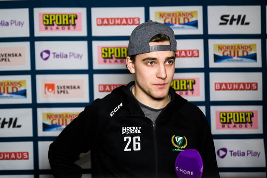 Färjestads Joel Nyström blir intervjuad av Sanny