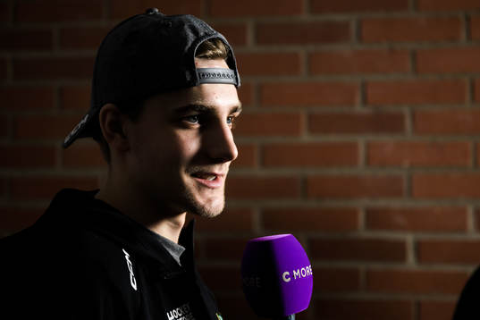 Färjestads Joel Nyström blir intervjuad av Sanny