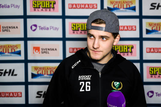 Färjestads Joel Nyström blir intervjuad av Sanny