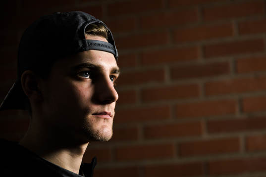 Färjestads Joel Nyström blir intervjuad av Sanny